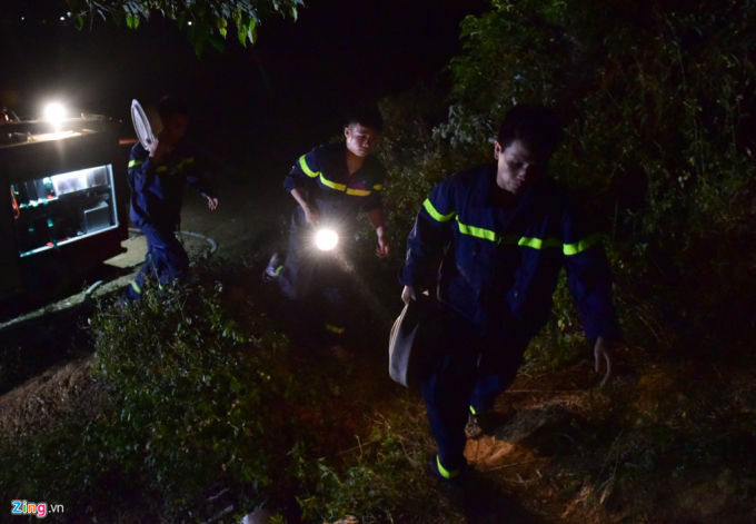 Với c&aacute;c khu vực ch&aacute;y lớn, lực lượng ph&ograve;ng ch&aacute;y chữa ch&aacute;y đưa d&acirc;y từ dưới ch&acirc;n đồi l&ecirc;n.