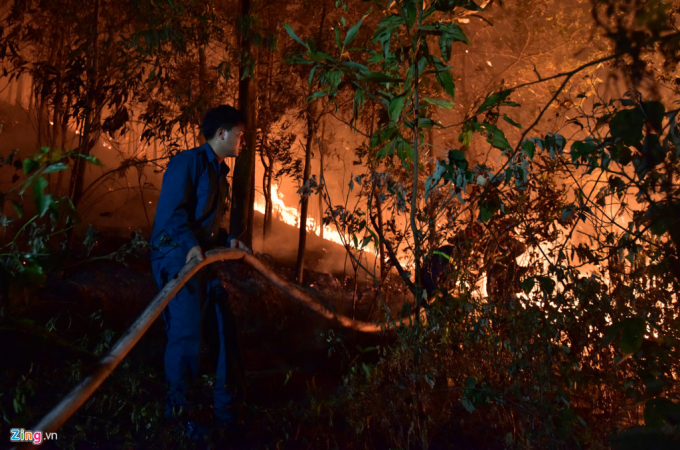 Nguy&ecirc;n nh&acirc;n ban đầu của vụ ch&aacute;y được x&aacute;c định l&agrave; do nắng n&oacute;ng n&ecirc;n độ ẩm thấp, c&acirc;y cối dễ bắt lửa.