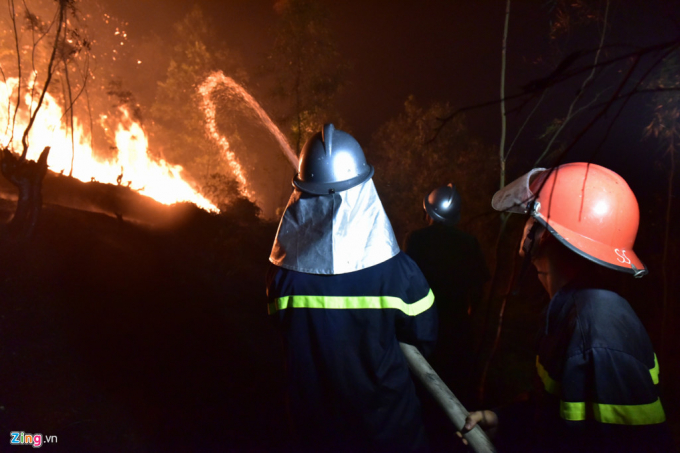 Để đảm bảo an to&agrave;n, khoảng 20 hộ d&acirc;n xung quanh khu vực ch&aacute;y đ&atilde; được sơ t&aacute;n đi nơi kh&aacute;c.
