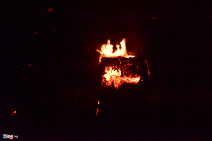 Tuy nhi&ecirc;n, ở nhiều điểm đ&aacute;m ch&aacute;y vẫn c&ograve;n &acirc;m ỉ n&ecirc;n lực lượng ph&ograve;ng ch&aacute;y chữa ch&aacute;y vẫn phải tiếp tục phun nước để l&agrave;m m&aacute;t.&nbsp;