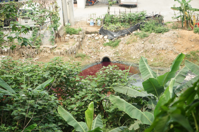 Cống xả thải v&agrave; nước con k&ecirc;nh bị &ocirc; nhiễm trầm trọng.