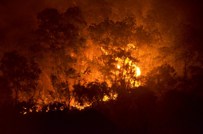 Ngay sau khi ph&aacute;t hiện đ&aacute;m ch&aacute;y người d&acirc;n&nbsp;địa phương đ&atilde; đ&aacute;nh kẻng b&aacute;o động, đồng thời th&ocirc;ng b&aacute;o cho cơ quan chức năng.