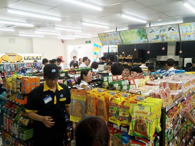 Bệnh nh&acirc;n mua h&agrave;ng tại si&ecirc;u thị mini BV Nhi đồng 1, TP HCM. Ảnh: HA