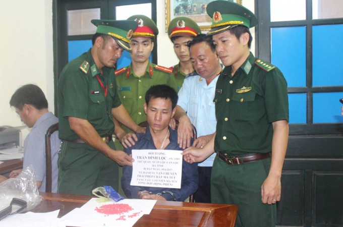 Đối tượng Trần Đ&igrave;nh Lộc v&agrave; 1268 vi&ecirc;n ma t&uacute;y tổng hợp bị bắt giữ tại cơ quan chức năng.