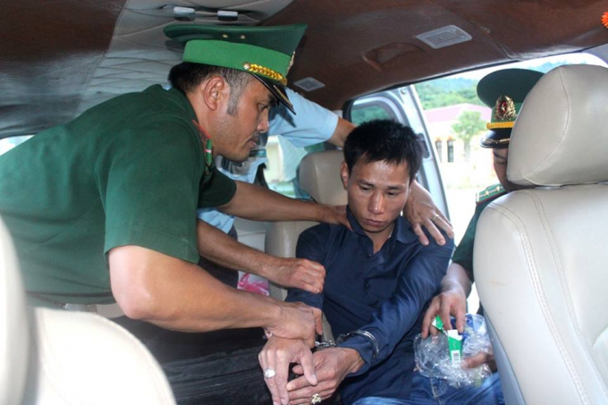 2 tiếng dồng hồ sau, đối tượng Trịnh Đ&igrave;nh Trị cũng bị bắt giữ với gần 200 vi&ecirc;n hồng phiến tr&ecirc;n người.