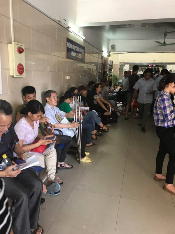 Bệnh nh&acirc;n chờ kh&aacute;m tại Bệnh viện L&atilde;o Khoa Trung ương. Ảnh: Sức khỏe đời sống.