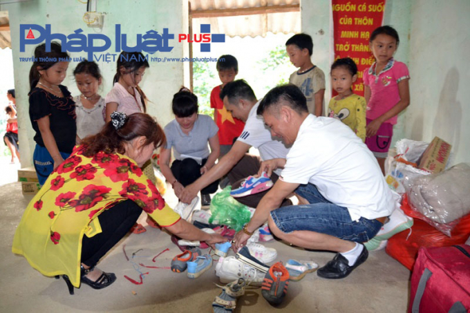 Ngo&agrave;i những suất qu&agrave;, đo&agrave;n từ thiện c&ograve;n mang đến cho trẻ em v&ugrave;ng cao những đ&ocirc;i gi&agrave;y, quần &aacute;o.