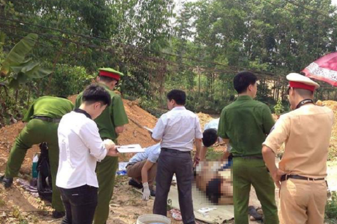 Lực lượng chức năng c&oacute; mặt tại hiện trường kh&aacute;m nghiệm tử thi, điều tra vụ việc.