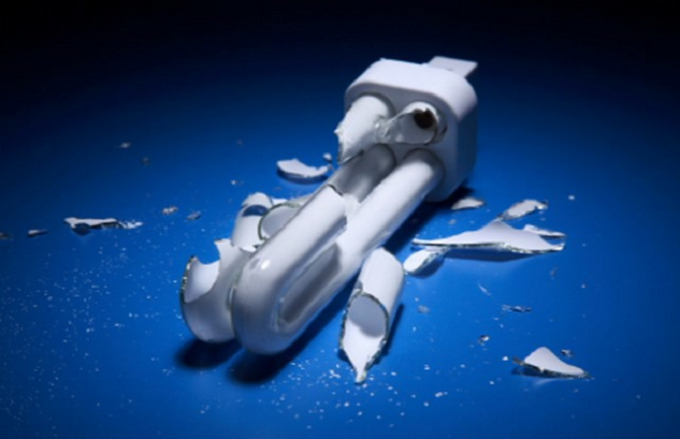 Bị đồng nghiệp d&ugrave;ng b&oacute;ng đ&egrave;n đ&acirc;m ch&iacute; mạng v&agrave;o cổ, anh Đ&ocirc;ng đ&atilde; tử vong sau đ&oacute; (ảnh minh họa).