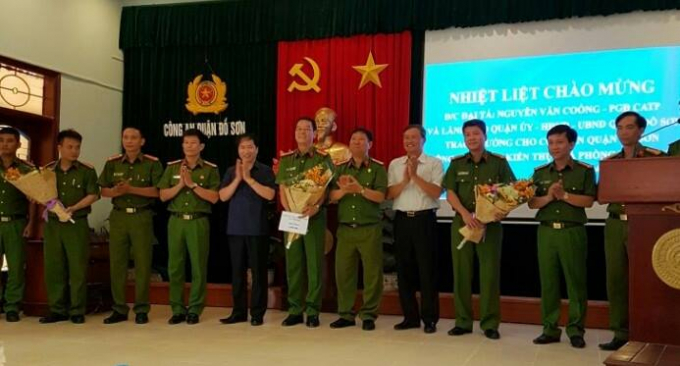 Khen thưởng c&aacute;n bộ, chiến sỹ ban chuy&ecirc;n &aacute;n.