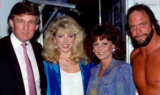 Donald Trump (ngo&agrave;i c&ugrave;ng b&ecirc;n tr&aacute;i) khi c&ograve;n l&agrave; người dẫn chương tr&igrave;nh WrestleMania (ảnh của WWE)