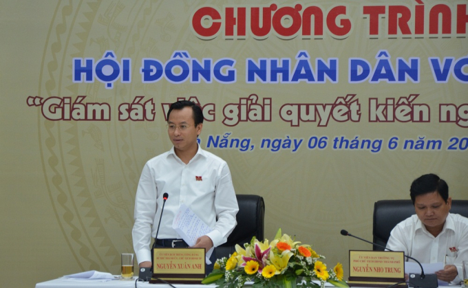 B&iacute; thư Th&agrave;nh ủy, Chủ tịch HĐND TP Đ&agrave; Nẵng Nguyễn Xu&acirc;n Anh (đứng) nhắc chuyện Gi&aacute;m đốc Sở TNTMT TP Đ&agrave; Nẵng vẫn chưa thực hiện nghi&ecirc;m những nhắc nhở của m&igrave;nh về t&igrave;nh trạng &ocirc; nhiễm tr&ecirc;n địa b&agrave;n.