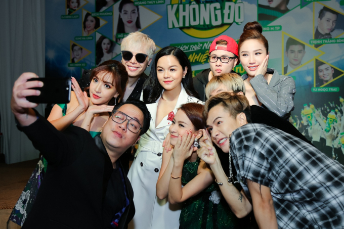 C&aacute;c ca sĩ tạo d&aacute;ng nh&iacute; nhảnh trước giờ họp b&aacute;o.