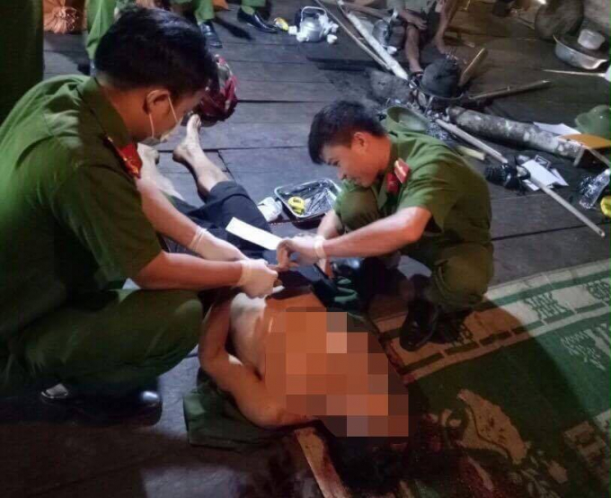 C&ocirc;ng an tiến h&agrave;nh kiểm tra hiện trường. Ảnh: Diệu Loan