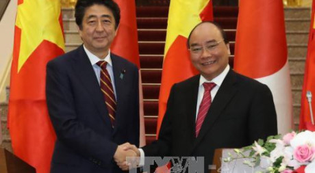 Thủ tướng Nguyễn Xu&acirc;n Ph&uacute;c trong lần đ&oacute;n tiếp Thủ tướng Nhật Bản Shinzo Abe trong chuyến thăm ch&iacute;nh thức Việt Nam th&aacute;ng 1/2017. (Ảnh: TTXVN).