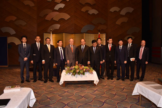 Thủ tướng Nguyễn Xu&acirc;n Ph&uacute;c chụp ảnh lưu niệm với nh&agrave; đầu tư Nhật Bản v&agrave; &nbsp;doanh nghiệp Việt Nam. (Ảnh: Nguyễn Trung/ từ Tokyo, Nhật Bản).