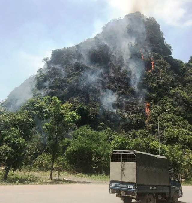 Đ&aacute;m ch&aacute;y rừng xảy ra ngay trong quần thể danh thắng Tr&agrave;ng An .