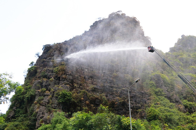 Lực lượng PCCC tỉnh Ninh B&igrave;nh cố gắng dập tắt đ&aacute;m ch&aacute;y.