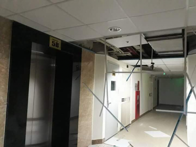 Hiện trường những mảng trần bị rơi xuống tại t&ograve;a nh&agrave;&nbsp;Gemek Tower.