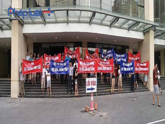 H&agrave;ng trăm cư d&acirc;n hiện đang sinh sống tại t&ograve;a nh&agrave; Helios 75 Tam Trinh đ&atilde; tập trung c&ugrave;ng với băng r&ocirc;n, biểu ngữ xuống đường biểu t&igrave;nh.