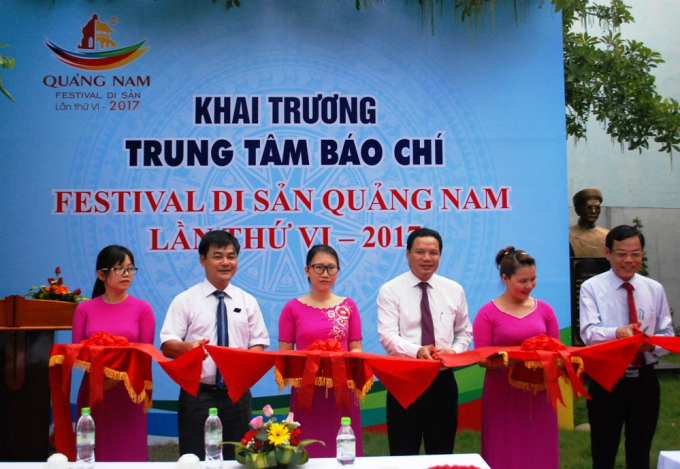 L&atilde;nh đạo tỉnh Quảng Nam cắt băng kh&aacute;nh th&agrave;nh trung t&acirc;m&nbsp;b&aacute;o ch&iacute; phục vụ Festival Quảng Nam 2017.