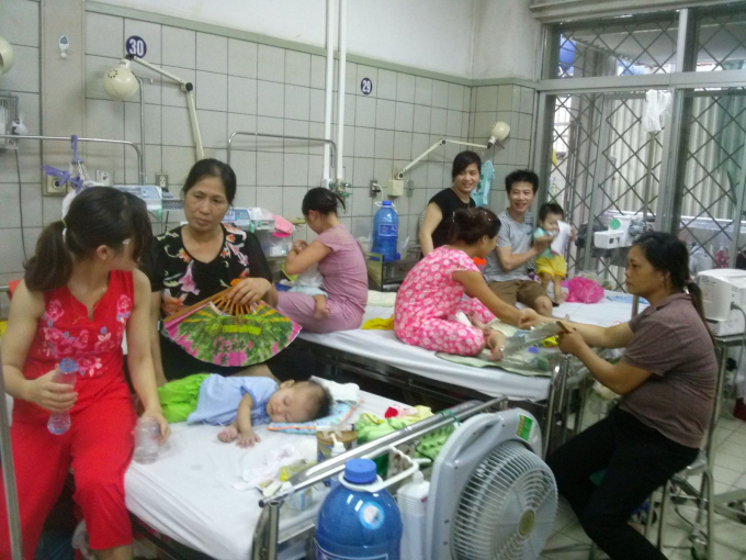 Thời tiết đột ngột chuyển từ nắng n&oacute;ng sang mưa khiến cơ thể trẻ kh&ocirc;ng kịp th&iacute;ch nghi dễ mắc bệnh. Ảnh: minh họa