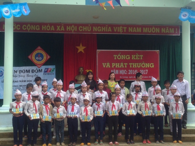 Ph&aacute;t sữa cho c&aacute;c em học sinh trường Nguyễn Văn Trỗi (Kon Tum).