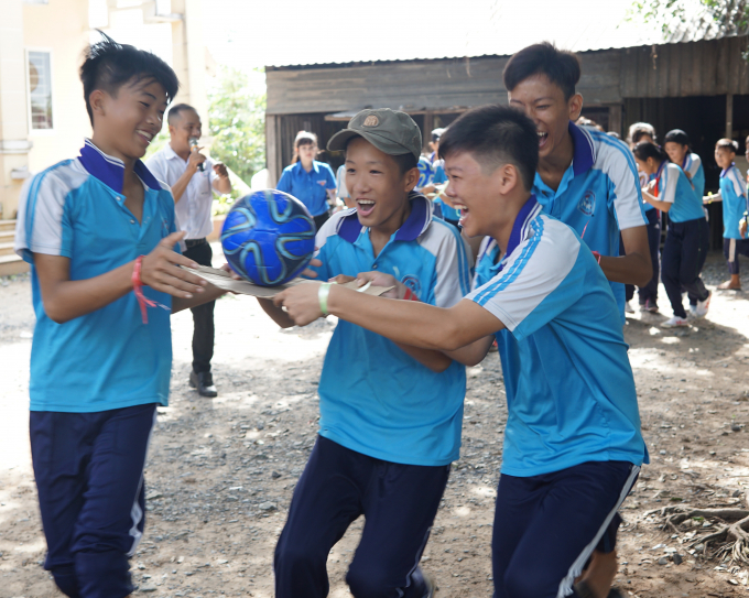 Tr&ograve; chơi vận động của c&aacute;c em học sinh trường Thạnh An (Long An).