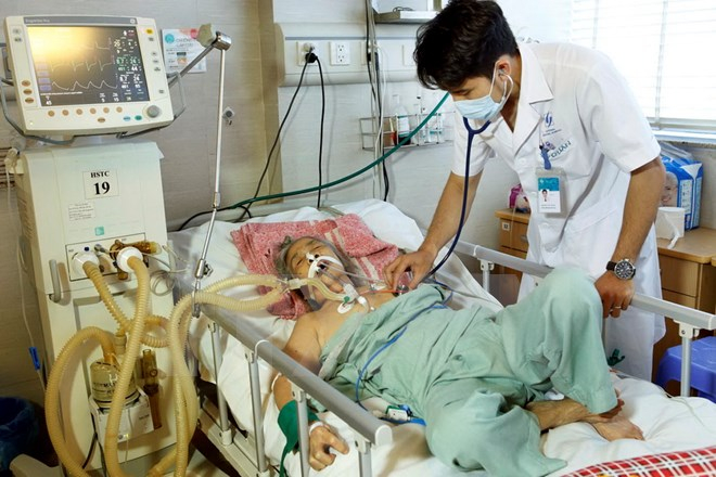 Bệnh nh&acirc;n đến cấp cứu do t&aacute;c động động của nắng n&oacute;ng tăng đ&aacute;ng kể tại Bệnh viện L&atilde;o khoa Trung ương (Bộ Y tế). Ảnh: Dương Ngọc/TTXVN