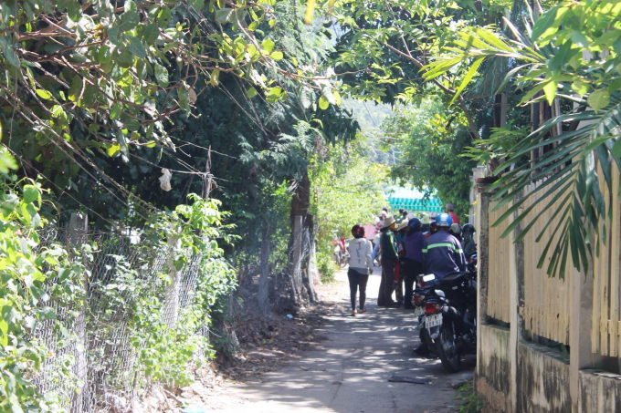 Nhiều người hiếu kỳ đến xem hiện trường vụ việc.