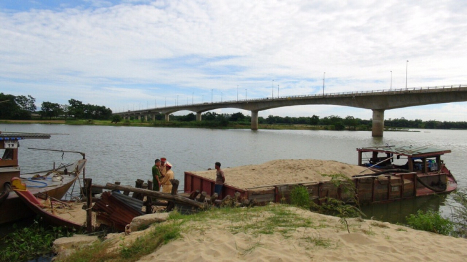 Chiếc ghe h&uacute;t c&aacute;t lậu suốt 1 năm qua do &ocirc;ng Hồ H&agrave; điều khiển.&nbsp;