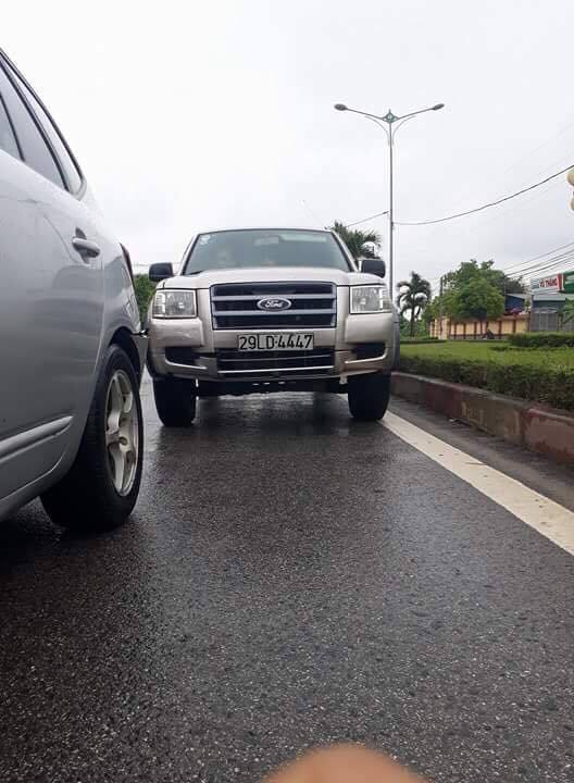 Chiếc xe BKS 29LD.4447 sau khi va chạm đ&atilde; bỏ chạy (ảnh ĐT).