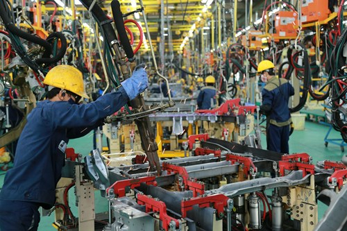 C&ocirc;ng nh&acirc;n C&ocirc;ng ty Cổ phần &Ocirc; t&ocirc; Trường Hải l&agrave;m việc tr&ecirc;n d&acirc;y chuyền.&nbsp;