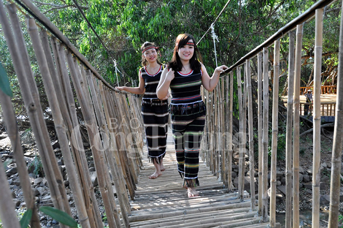 &nbsp;Đi bộ tr&ecirc;n cầu treo l&agrave; một trải nghiệm th&uacute; vị. (Ảnh: B&aacute;o C&ocirc;ng Thương)