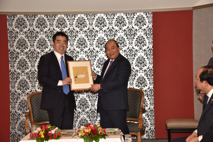 Thủ tướng Nguyễn Xu&acirc;n Ph&uacute;c tiếp Thống đốc tỉnh Shiga v&agrave; trao qu&agrave; lưu niệm.