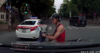 [Clip]: Hoảng hồn với tình huống vượt đèn đỏ của "thanh niên cứng"