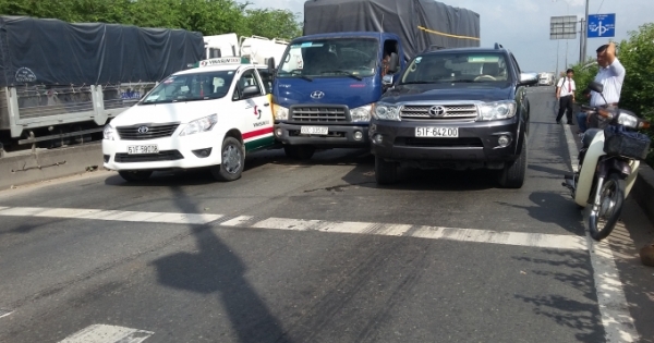 Xe ô tô va chạm liên hoàn làm quốc lộ 1 ùn tắc hơn 3km