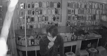 Ngay gần công an phường, cửa hàng điện thoại vẫn bị trộm “viếng thăm”