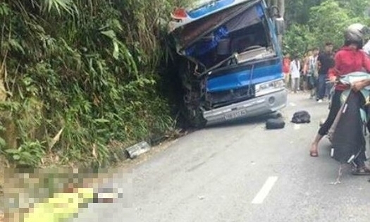 Xe chở hơn 30 học sinh đâm vào vách núi, 6 người thương vong