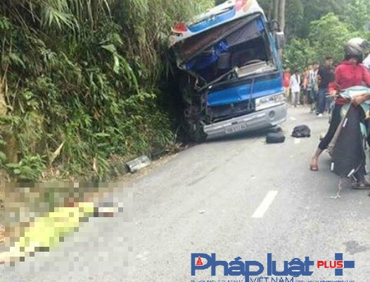 Tr&ecirc;n xe chở hơn 30 học sinh khi xuống dốc đ&atilde; đ&acirc;m v&agrave;o v&aacute;ch n&uacute;i. (ảnh Đ&agrave;o Tấn)