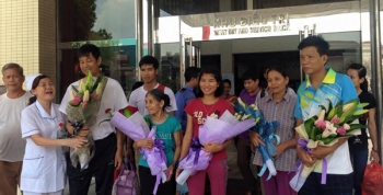 10 bệnh nhân Hòa Bình sống sót trong tai biến chạy thận được xuất viện