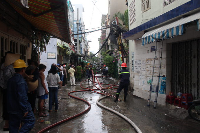 Căn nh&agrave; bị ch&aacute;y nằm s&acirc;u trong hẻm.