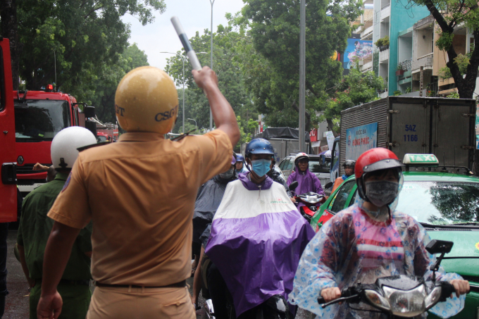 CSGT ph&acirc;n luồng tr&ecirc;n đường Ba Th&aacute;ng Hai.