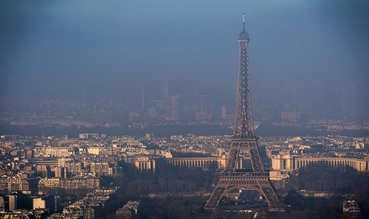 Th&aacute;p Eiffel mờ mịt trong những ng&agrave;y kh&ocirc;ng kh&iacute; ở Paris bị &ocirc; nhiễm.