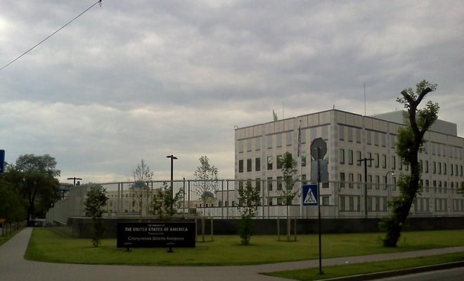 Khu&ocirc;n vi&ecirc;n Đại sứ qu&aacute;n Mỹ tại Kiev.