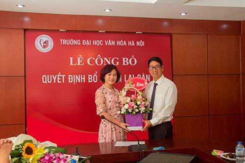&Ocirc;ng Nguyễn Văn Cương (&aacute;o trắng) Hiệu trưởng Trường Đại học Văn h&oacute;a H&agrave; Nội trong buổi lễ c&ocirc;ng bố quyết định bổ nhiệm lại c&aacute;n bộ. Ảnh&nbsp;huc.edu.vn