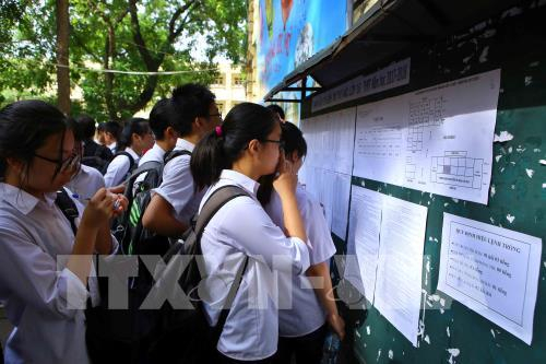 Th&iacute; sinh xem số b&aacute;o danh tại trường THPT Việt Đức. (Ảnh: TTXVN)