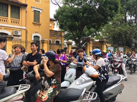 Phụ huynh lo lắng đứng chờ con b&ecirc;n ngo&agrave;i c&aacute;c điểm thi. (Ảnh: Tiền phong)