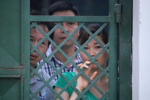 Cho tới giờ chuẩn bị gọi th&iacute; sinh v&agrave;o ph&ograve;ng thi rất nhiều phụ huynh vẫn n&aacute;n lại nh&igrave;n v&agrave;o ph&iacute;a hội đồng thi. (Ảnh: Người đưa tin)