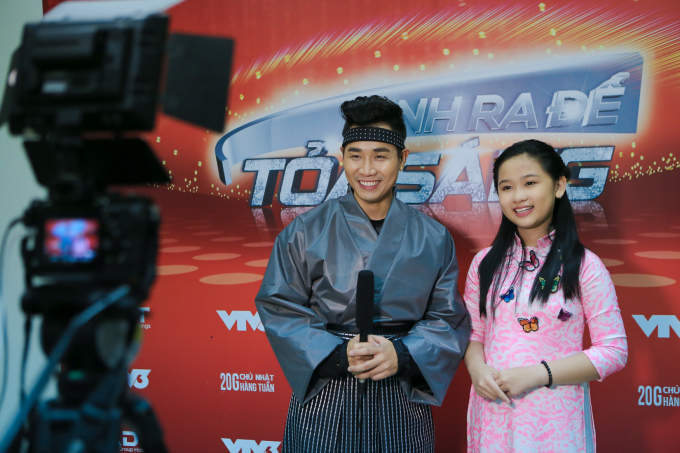 Nguy&ecirc;n Khang mặc kimono chơi nhạc cụ d&acirc;n tộc